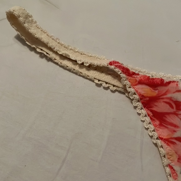 On Gossamer v string thong - Picture 2 of 14